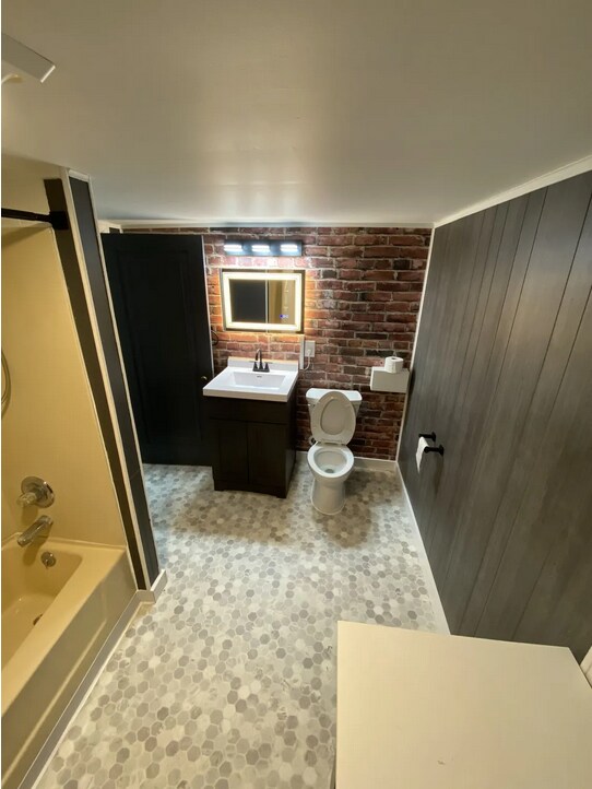 Building Photo - 420 Manitowoc St