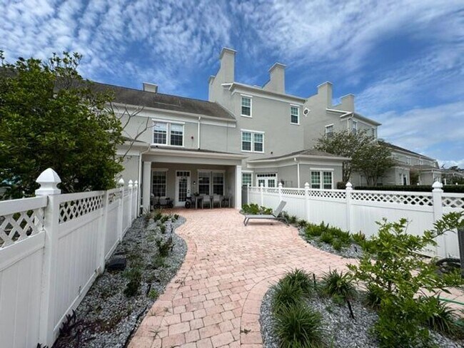 Building Photo - 4 Bedroom fully renovated Townhome in the Main Village of Celebration
