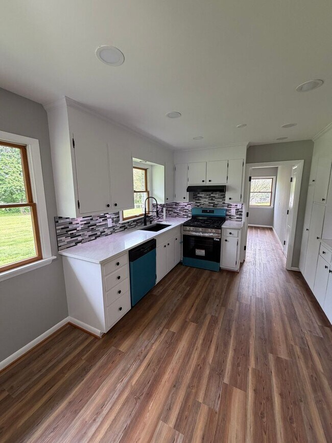 Building Photo - 3 Bedroom Rancher-Country Setting