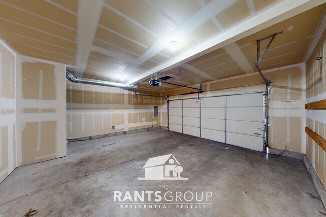 Building Photo - Fantastic Neighborhood! Easy Commute to JB...