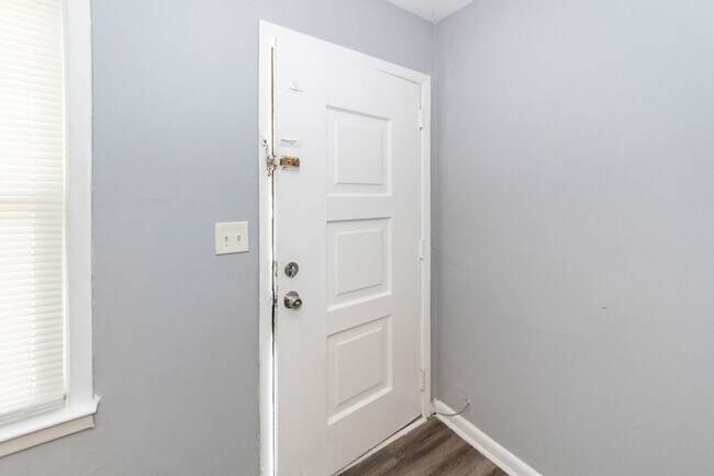 Building Photo - 3 Bedroom, 1 Bathroom Home in Waylyn Subdivision - North Charleston