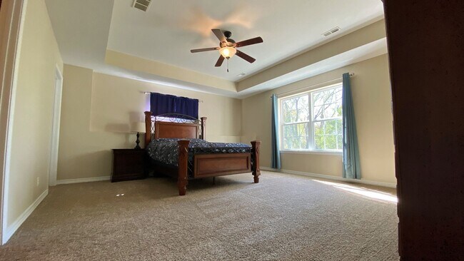 Building Photo - Gorgeous 3 Bedroom, 2 Bathroom Split Level...