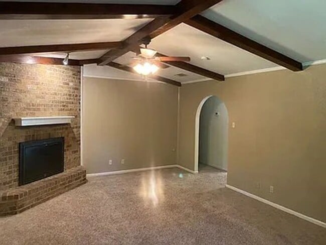 Building Photo - 3 bedroom 2 bath home with fireplace