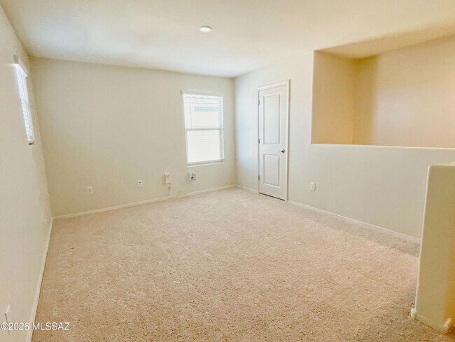 Building Photo - 866 E Artesia Pl