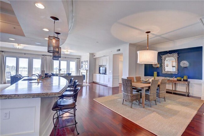 Building Photo - 10 Marina Dr