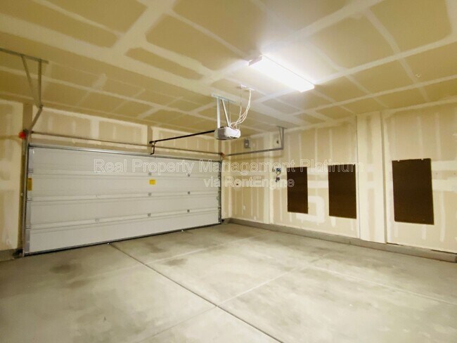 Building Photo - 1046 Lindsay Ln