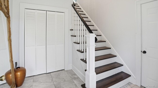 Building Photo - 420 Maple Ave S