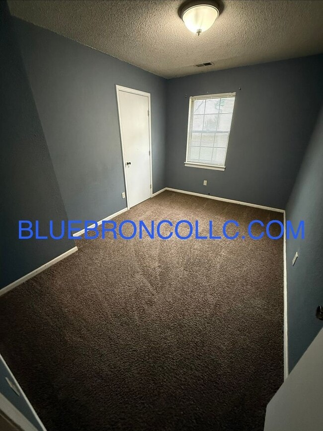 Building Photo - Spacious 3 bedroom townhome with attached 1 car garage