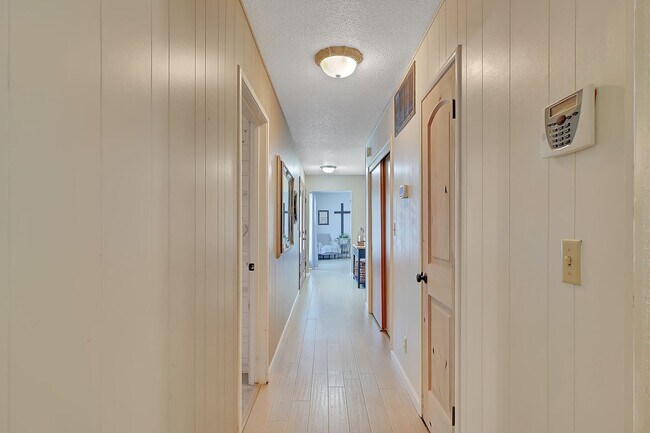 Building Photo - Modern Country Retreat on Half Acre in Gri...