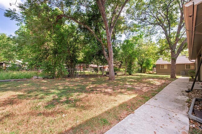 Building Photo - 200 Concho St