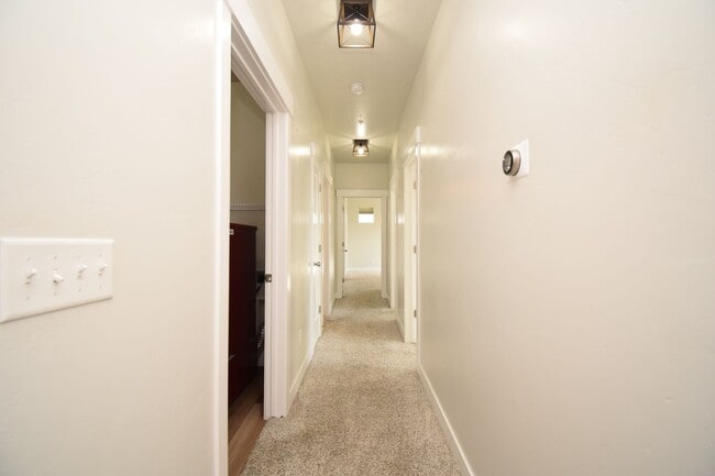 Building Photo - Bright Top Floor Condo with Tennis court, Pool, and Clubhouse