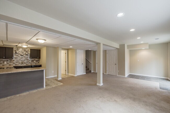 Building Photo - 324 Stratford Ln