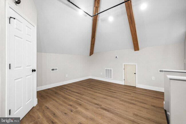 Building Photo - 320 W King St