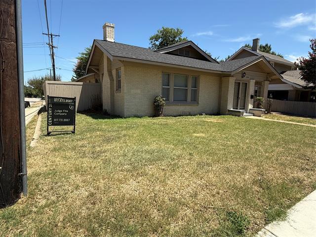 Building Photo - 2126 Mistletoe Ave