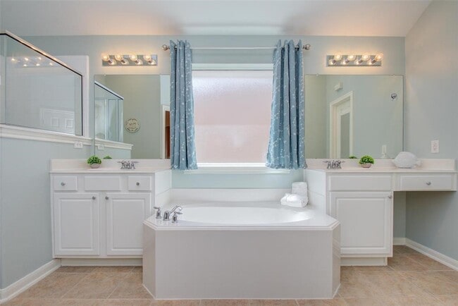 Building Photo - 15950 Cottage Ivy Cir