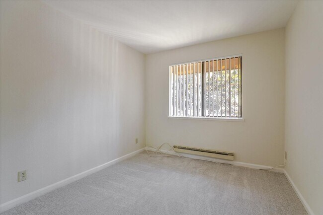 Building Photo - 2 Bedroom, 1 Bath, Upstairs Condo in the C...