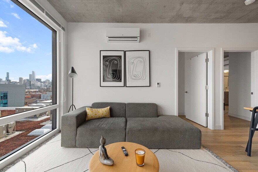 Building Photo - 853 W Blackhawk St