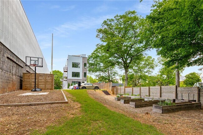Building Photo - 417 E College Ave