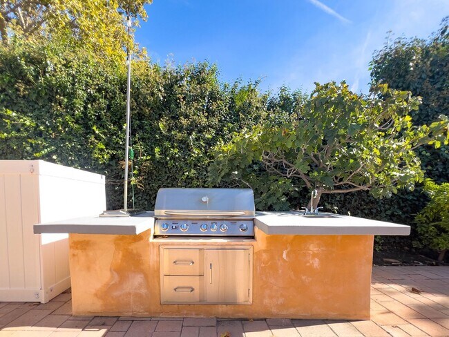 Building Photo - 15424 Camarillo St