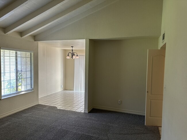 Building Photo - Stockton 2 Bedroom 1 Bathroom Condo