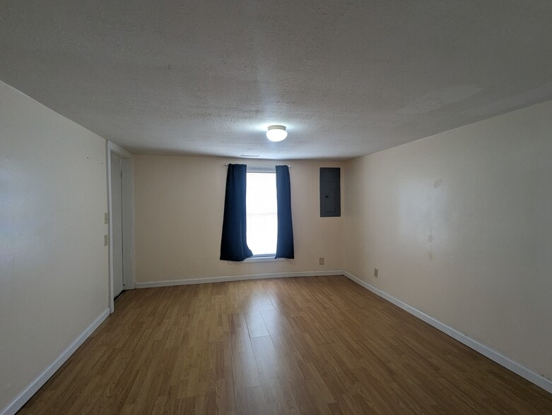 Building Photo - 462 S College St