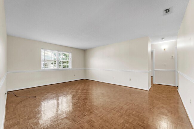 Building Photo - Beautiful 2-Bed, 2-Bath Condo with Elegant...