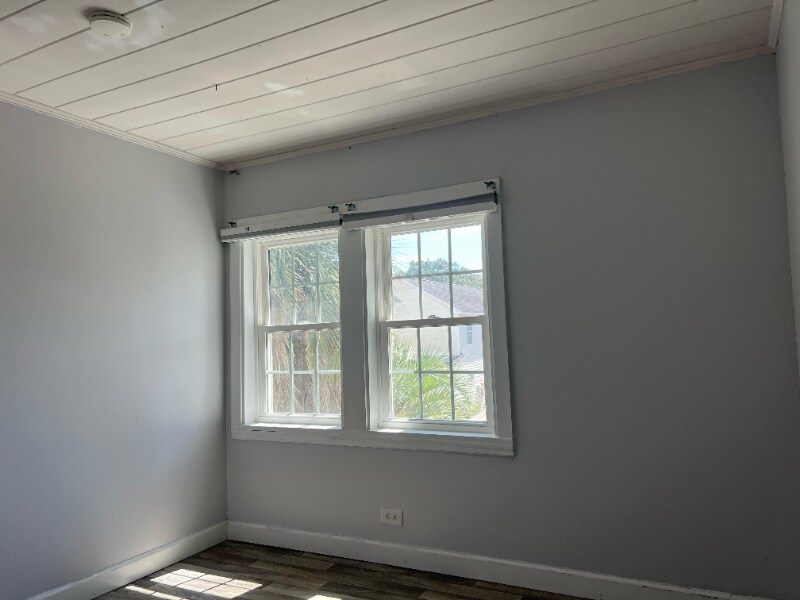 Building Photo - 406 8th Ave S