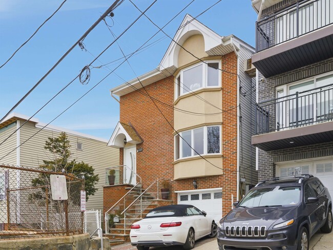 Building Photo - 6507 Madison St