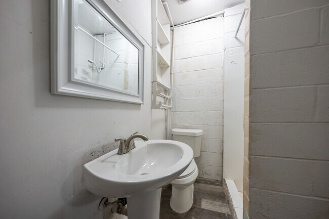 Building Photo - Newly renovated, spacious and versatile ho...