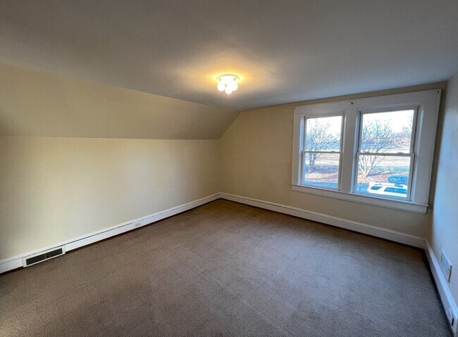 Building Photo - FOR RENT IN ARDMORE!!