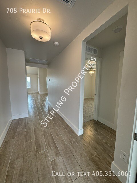 Building Photo - 708 Prairie Dr
