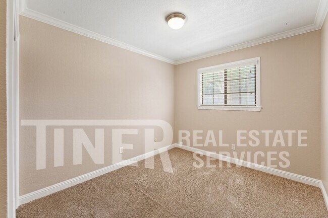 Building Photo - 8950 Salmon Falls Dr