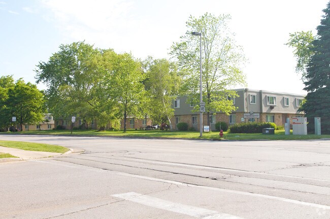 Building Photo - W156 N11374 Pilgrim Rd