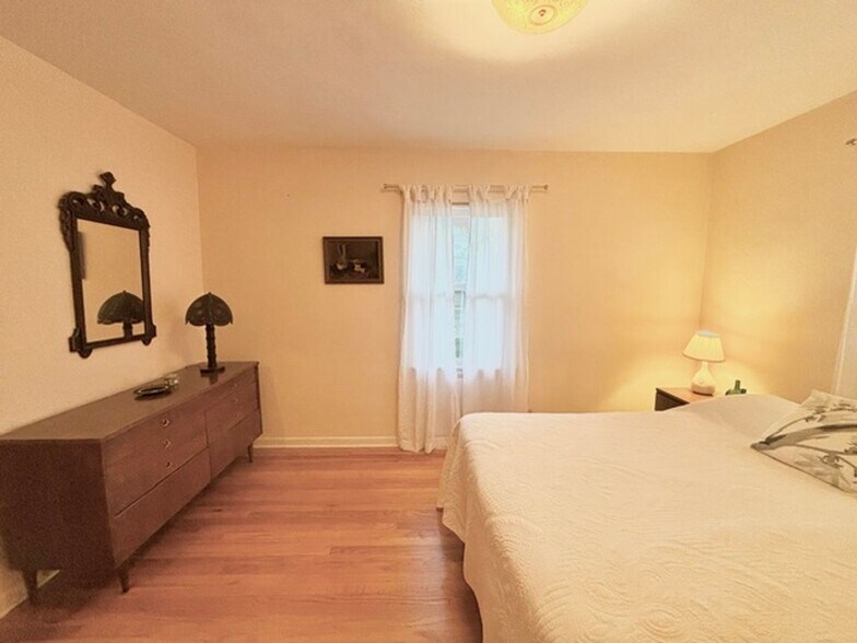 Building Photo - 2726 Applelane Ave