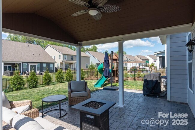 Building Photo - 2046 Saddlebred Dr