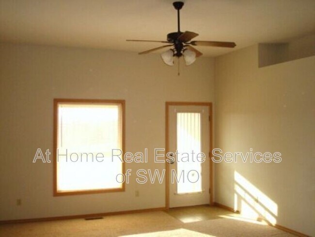 Building Photo - 1133 N Westwood Ave