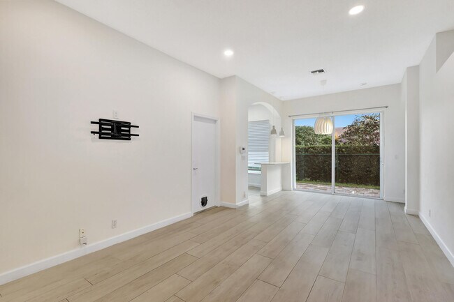 Building Photo - 1898 Capeside Cir