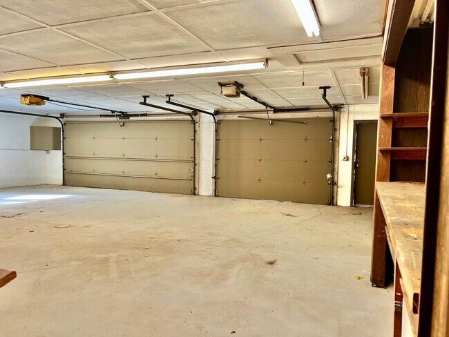 Building Photo - 1047 Oak Dr