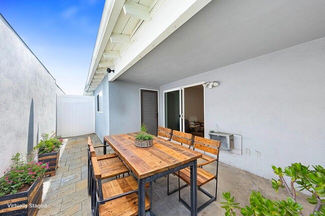 Building Photo - Updated 2 bed, 2 bath