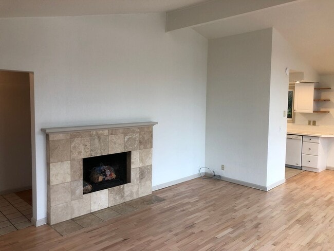 Building Photo - Updated 3 bedroom 3 bath house in Eugene!