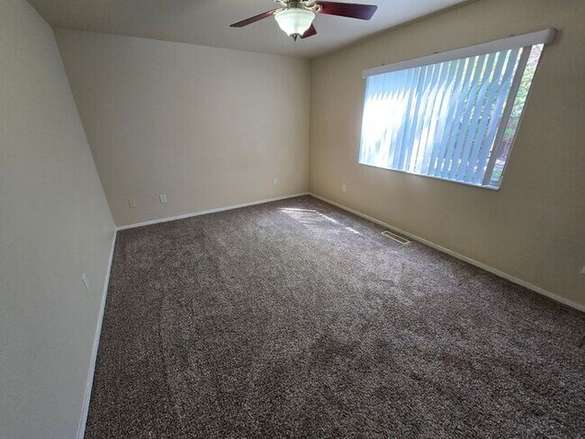 Building Photo - Inviting 3-bedroom Home in Established Spa...