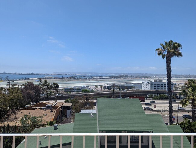 Building Photo - Gorgeous 2 bedroom 1 bathroom downstairs apartment available May 1, 2026