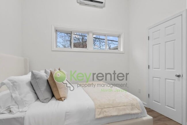 Building Photo - Rare Renovated 3BR/2BA Townhouse with Private Yard & NYC Views