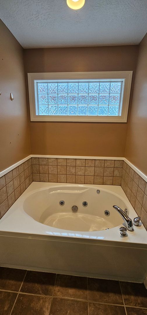 Building Photo - Welcome to this stunning 4 bedroom, 3 bath...