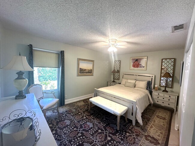 Building Photo - 9165 Beverly Ct