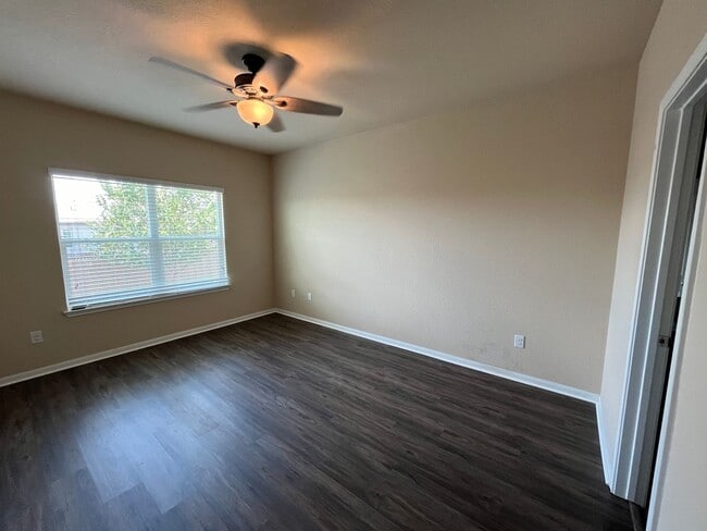 Building Photo - Perfect 3/2.5 - Tall Ceilings and in Immac...