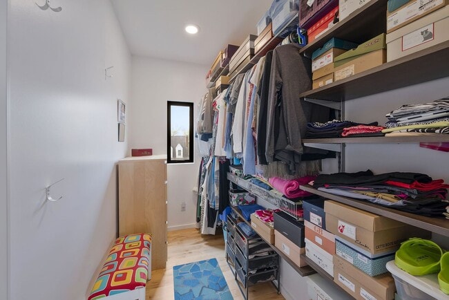 Building Photo - Custom-Built 4 Bed/ 2 Full + 2 Half Bath Modern Home at the base of Love Circle, Fully Furnished,...