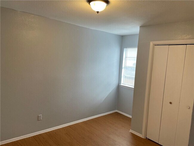 Building Photo - 105 Meteor Dr