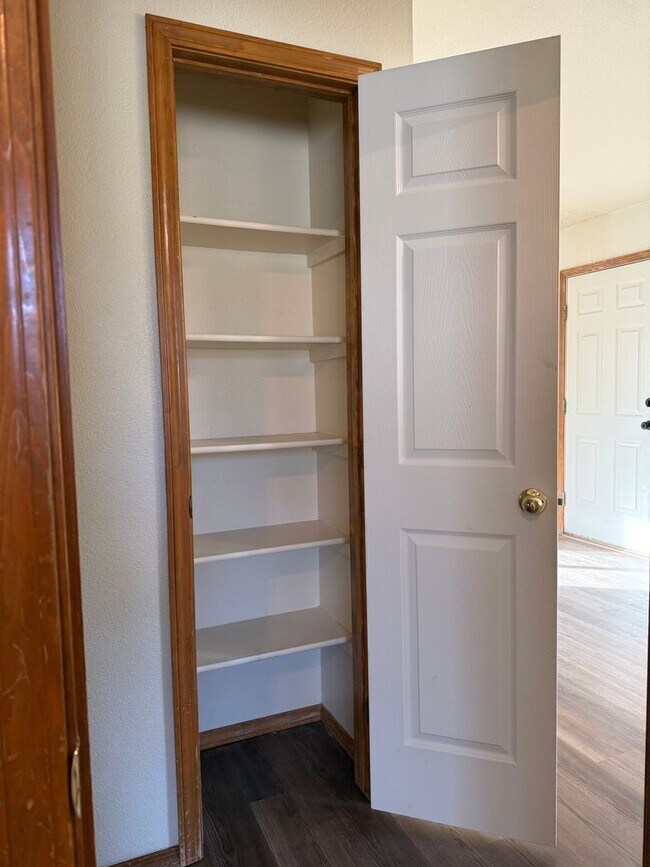 Building Photo - Near Ft Carson, 1342sf Bi-level, 3bd/2ba/2-car!