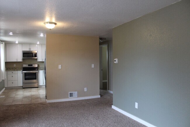 Building Photo - 3 BR/ 1 BA Ranch home in Commerce City!